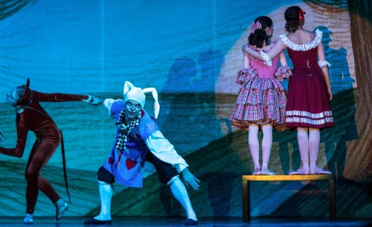 25 апреля – Балет "Алиса в стране чудес" с участием профессиональных артистов балета и нашего преподавателя Пети