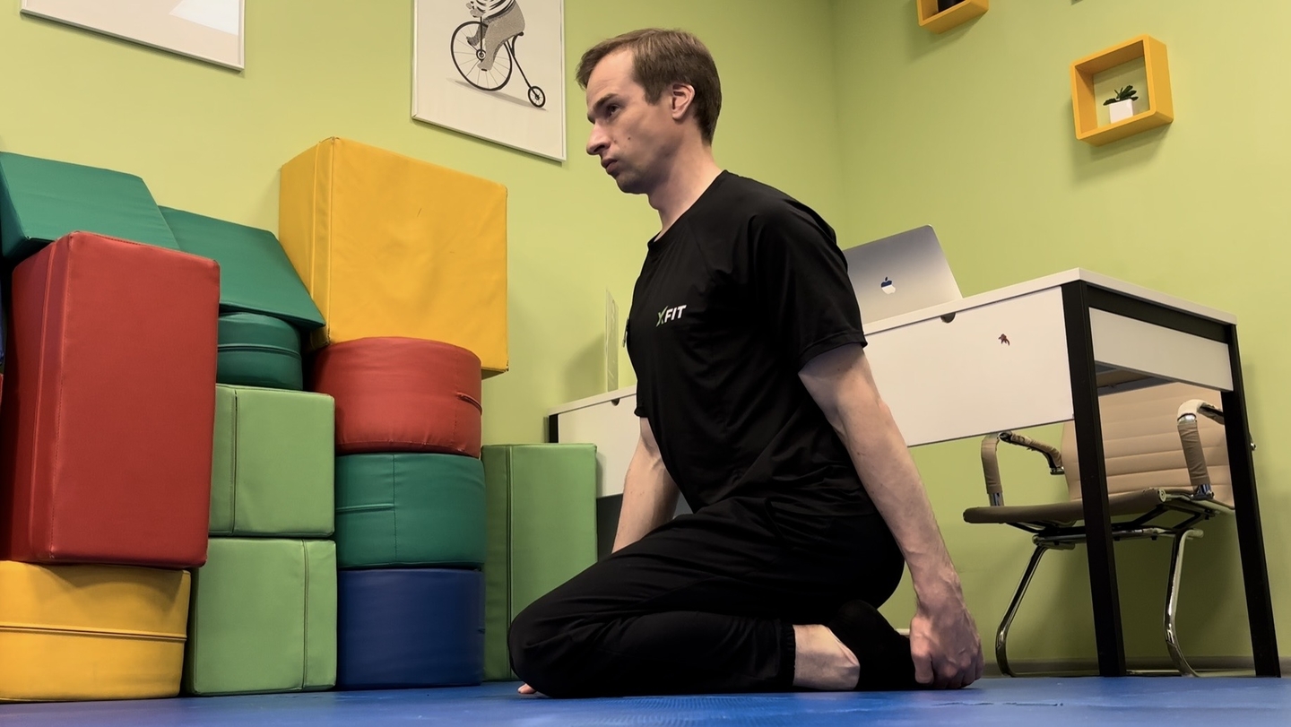 4 Растяжка передней части стопы и нижней части голени сидя на пятках