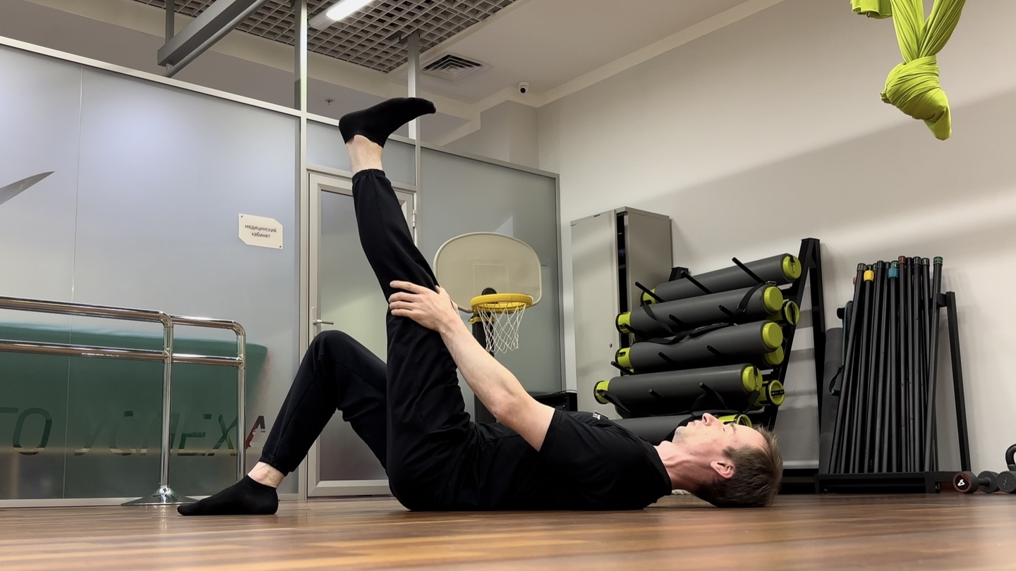 6 Растяжка икроножной и задней нижней части ноги лёжа на спине