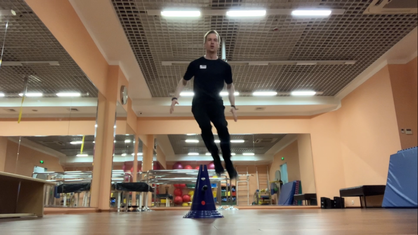 Боковые прыжки через барьеры из-стороны в сторону (зигзагом)