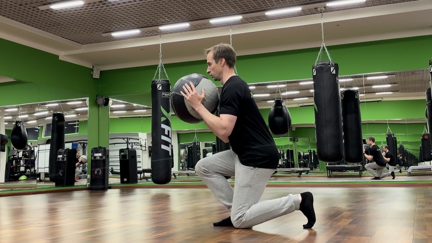 ВЫПАДЫ НАЗАД С ГАНТЕЛЯМИ/МЕДБОЛОМ/ШТАНГОЙ СИММЕТРИЧНО