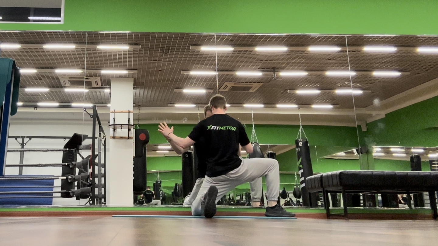 Динамическая растяжка приводящих мышц с опорой на одно колено + движение тазом во фронтальной плоскости