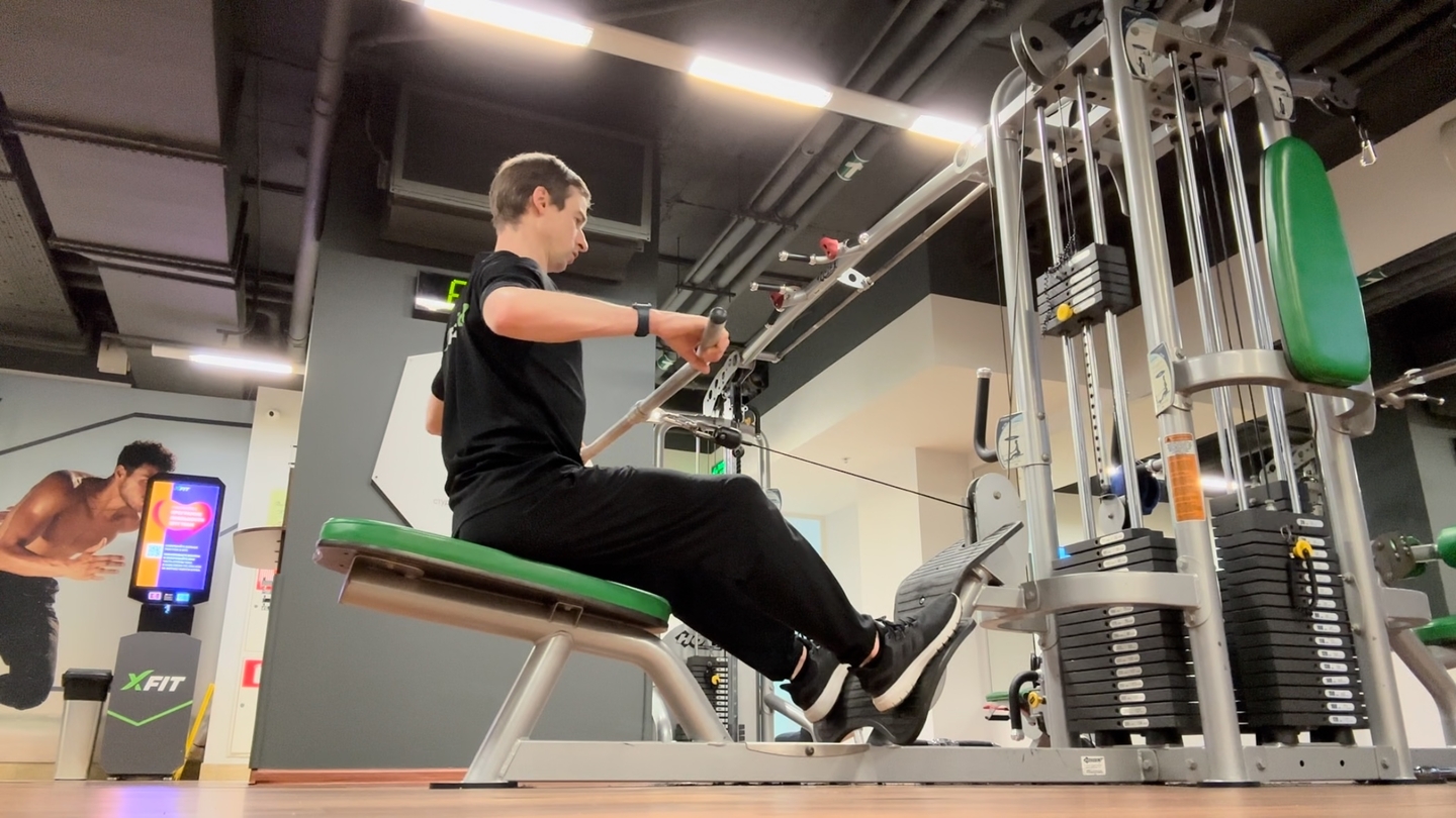 Горизонтальная тяга на блоке двумя руками с широкой/широкой параллельной рукоятью сидя