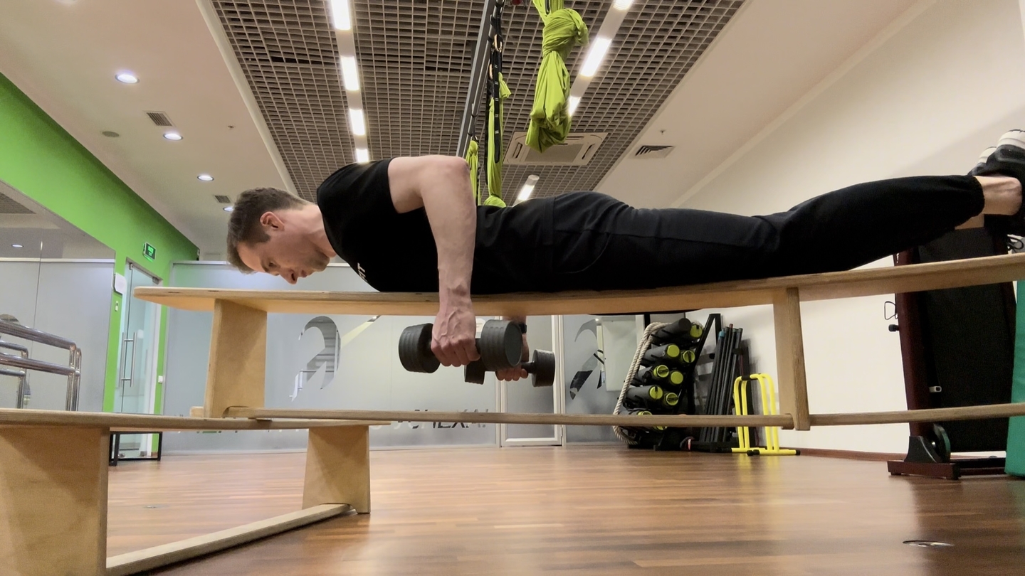 Горизонтальная тяга с гантелями лёжа животом на горизонтальной скамье