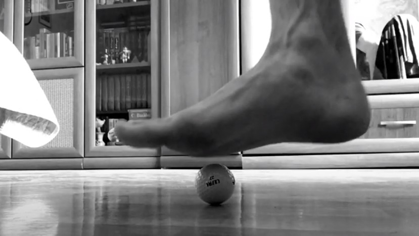 Активация мышц стопы (или расслабление медленно) - Катать мячик (5см) под стопой