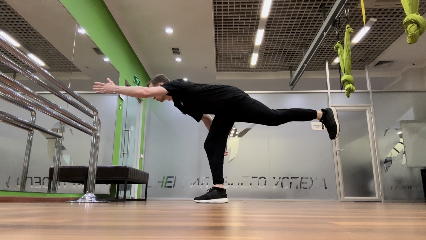 Ласточка (наклон на одной ноге с вытяжением одноименных руки и ноги)