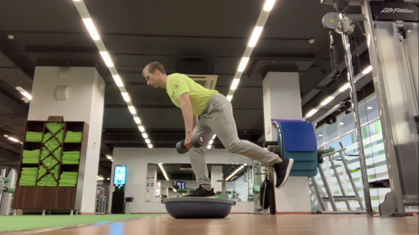 «Коррекционная» становая тяга на одной ноге на босу с гантелью