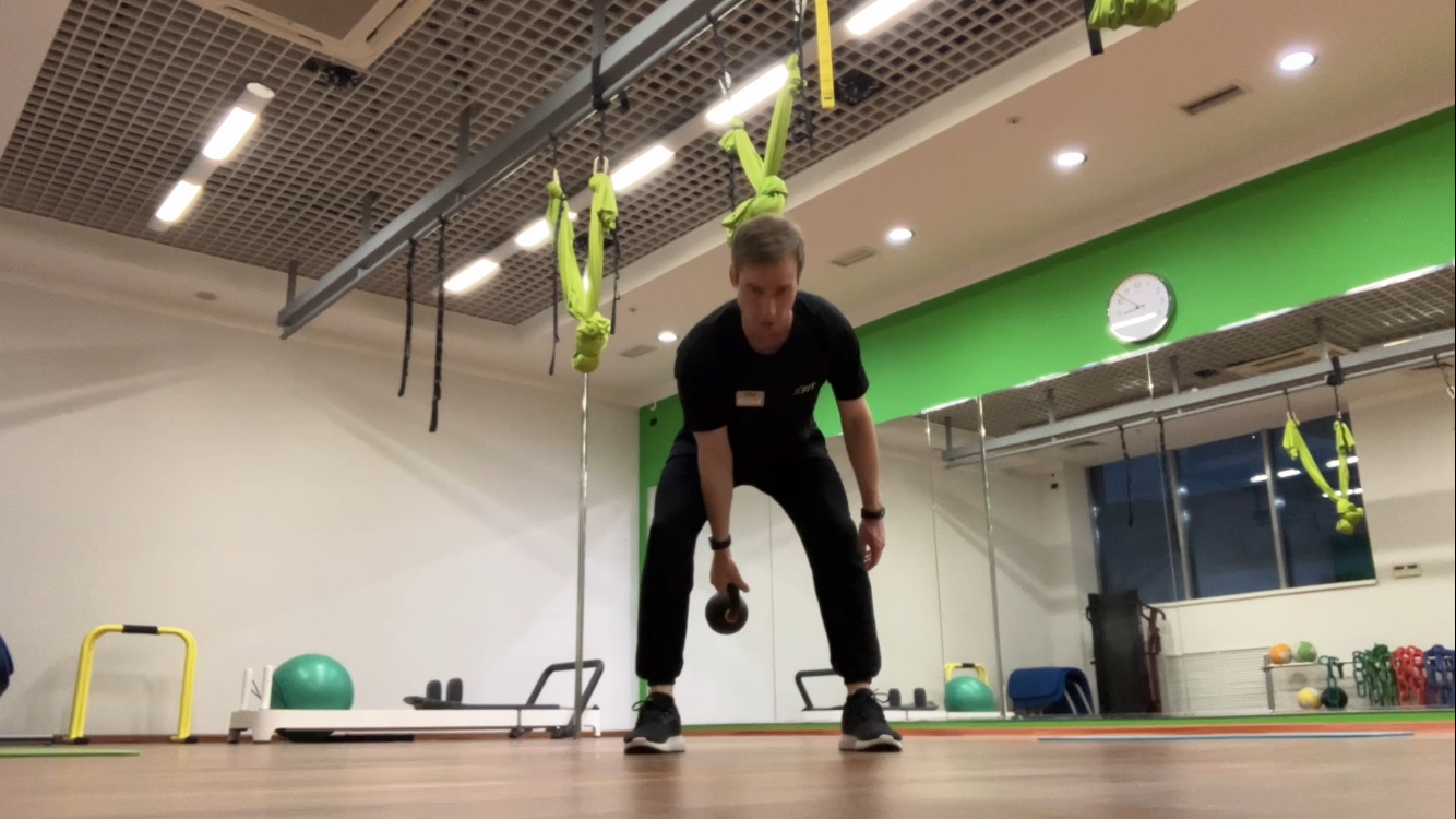 Махи гирей одной и двумя руками (свинги с гирей)