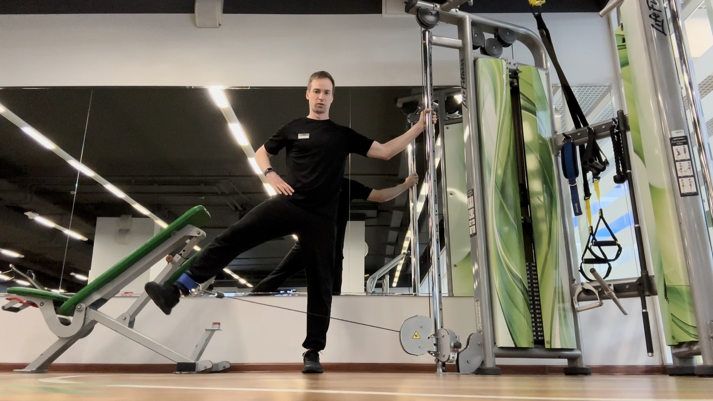 Отведение ноги (в сторону) на блоке стоя