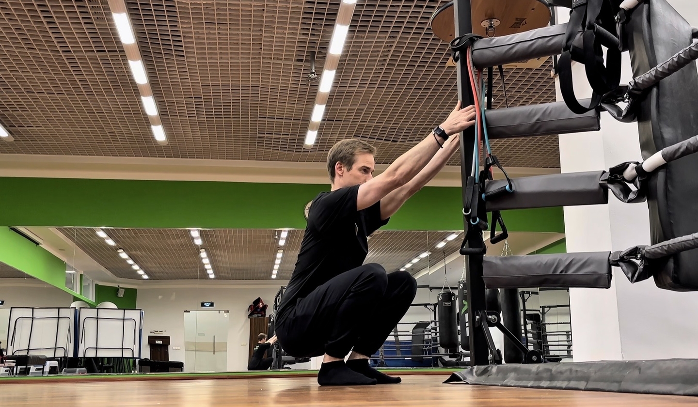 8 Растяжка квадрицепсов полным приседанием держась за пилон