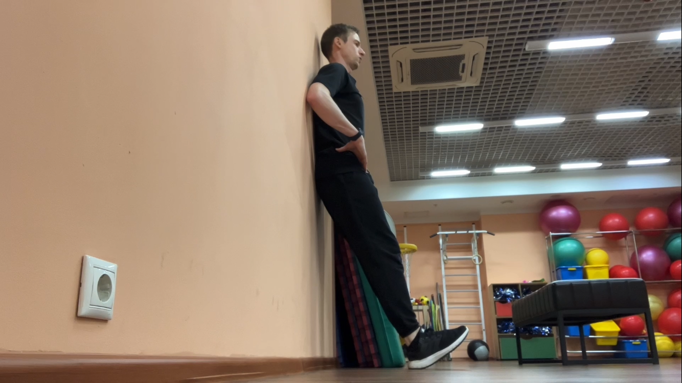 Подъём носков у стены (Подъём на пятки у стены)