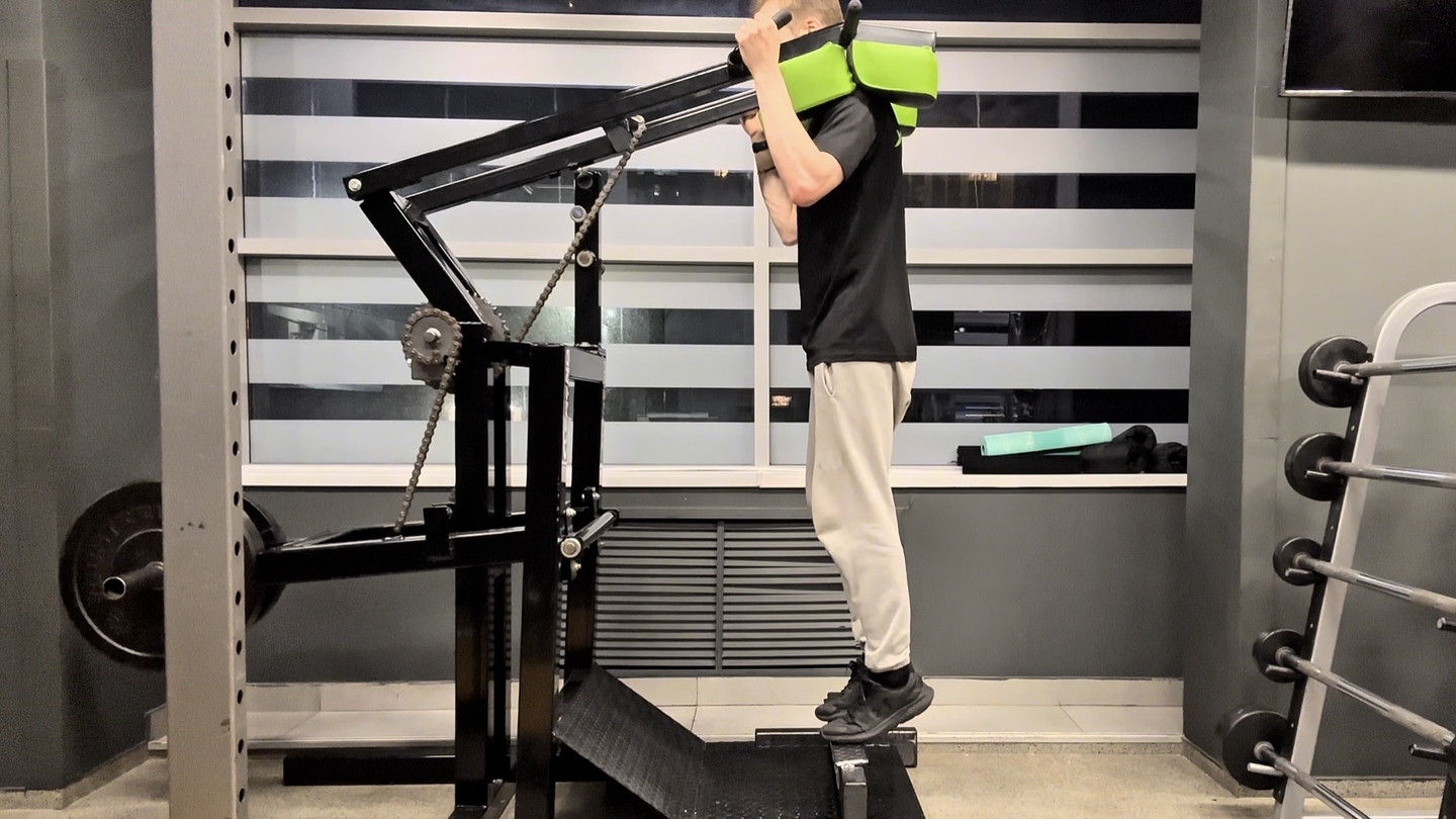 Подъем на носки в вертикальном гакке/squat machine with calf blaster (икры в гакке)