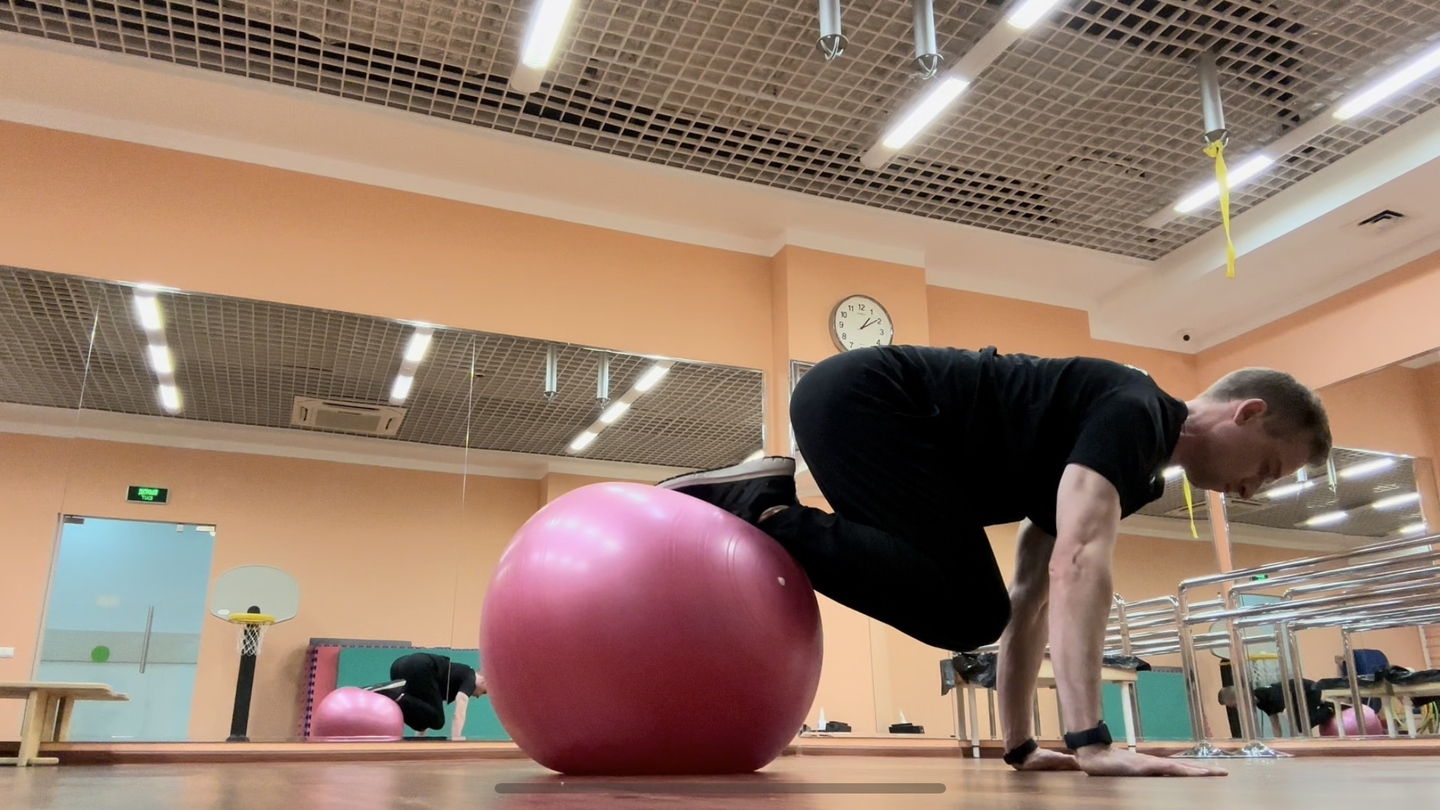 Подтягивания коленей к груди в планке с ногами на фитболе