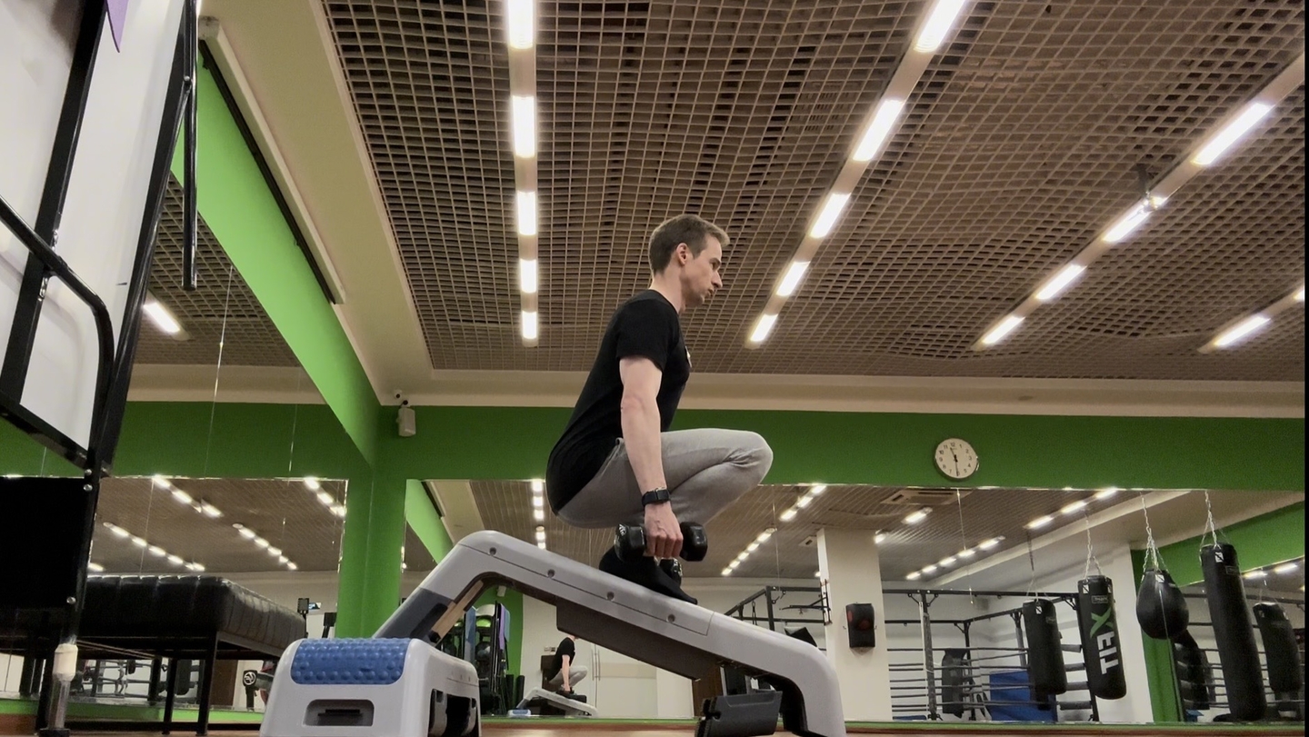Полные приседания на доске 30°