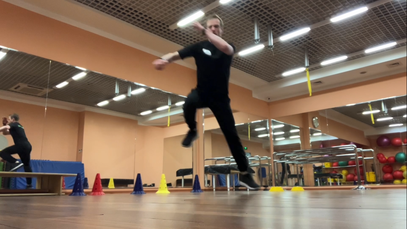 Прыжки с ноги на ногу в сторону с подъёмом колена