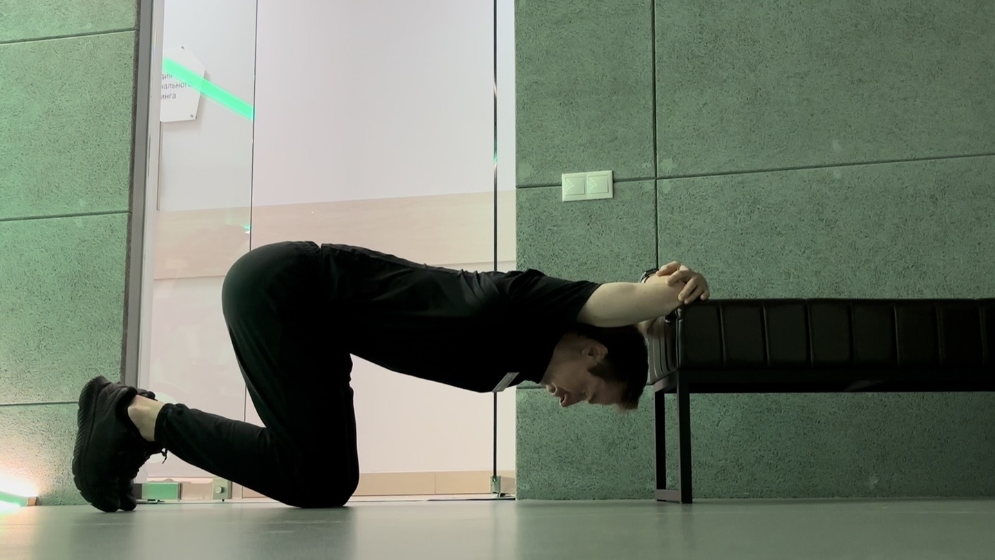 Растягивание грудных мышц с опорой предплечьями на стул