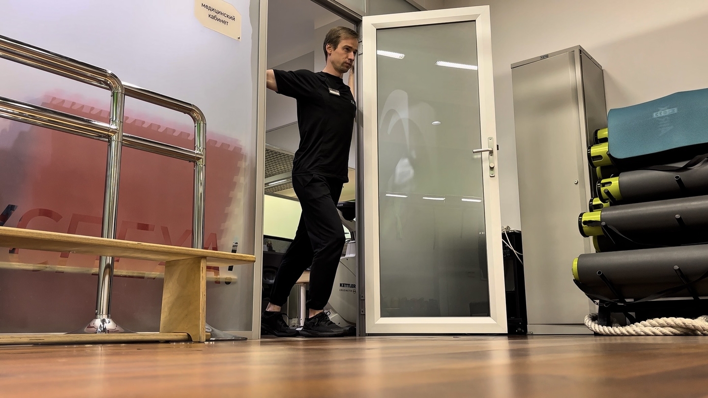 Растягивание грудных мышц в углу комнаты или дверном проёме