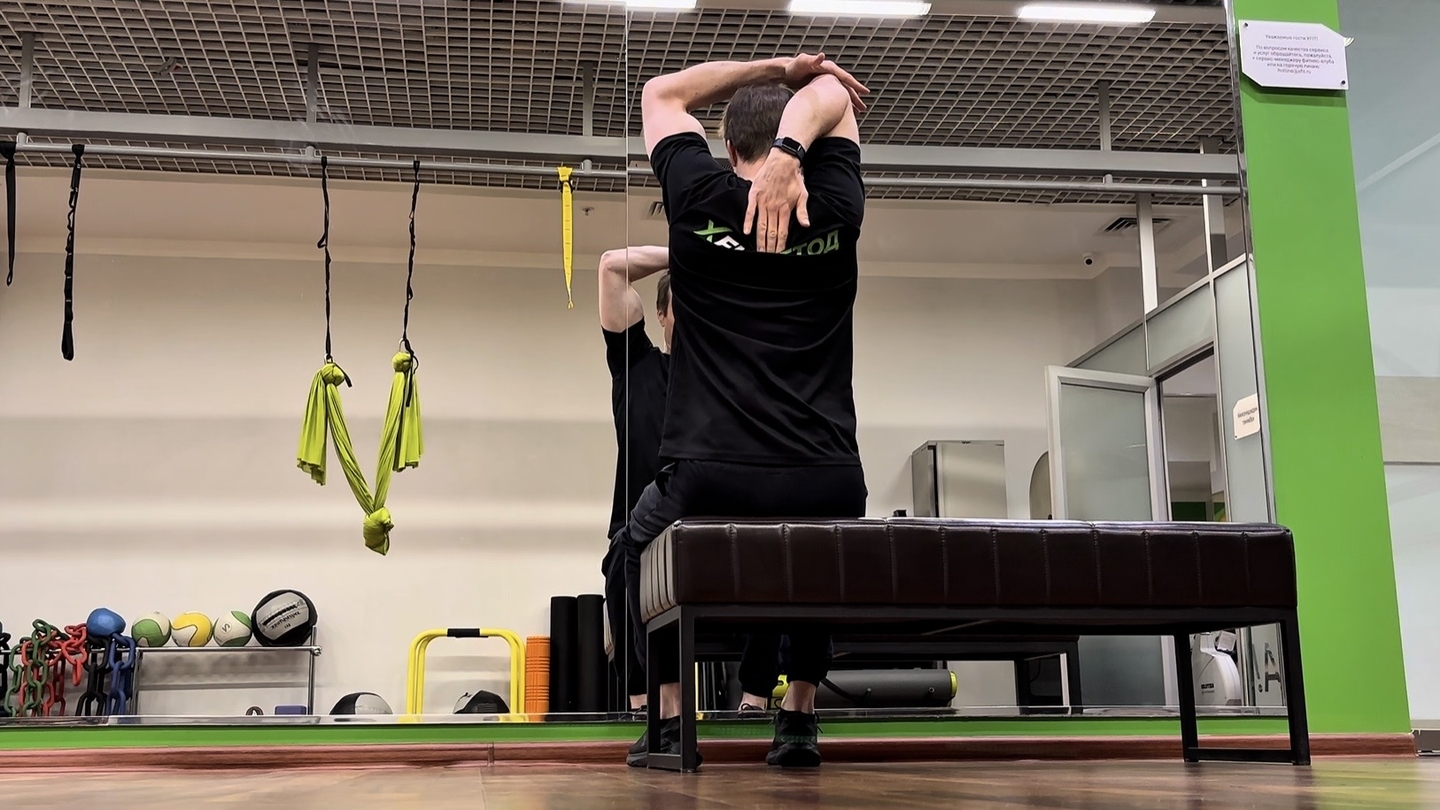 Растягивание трицепса с помощью второй руки