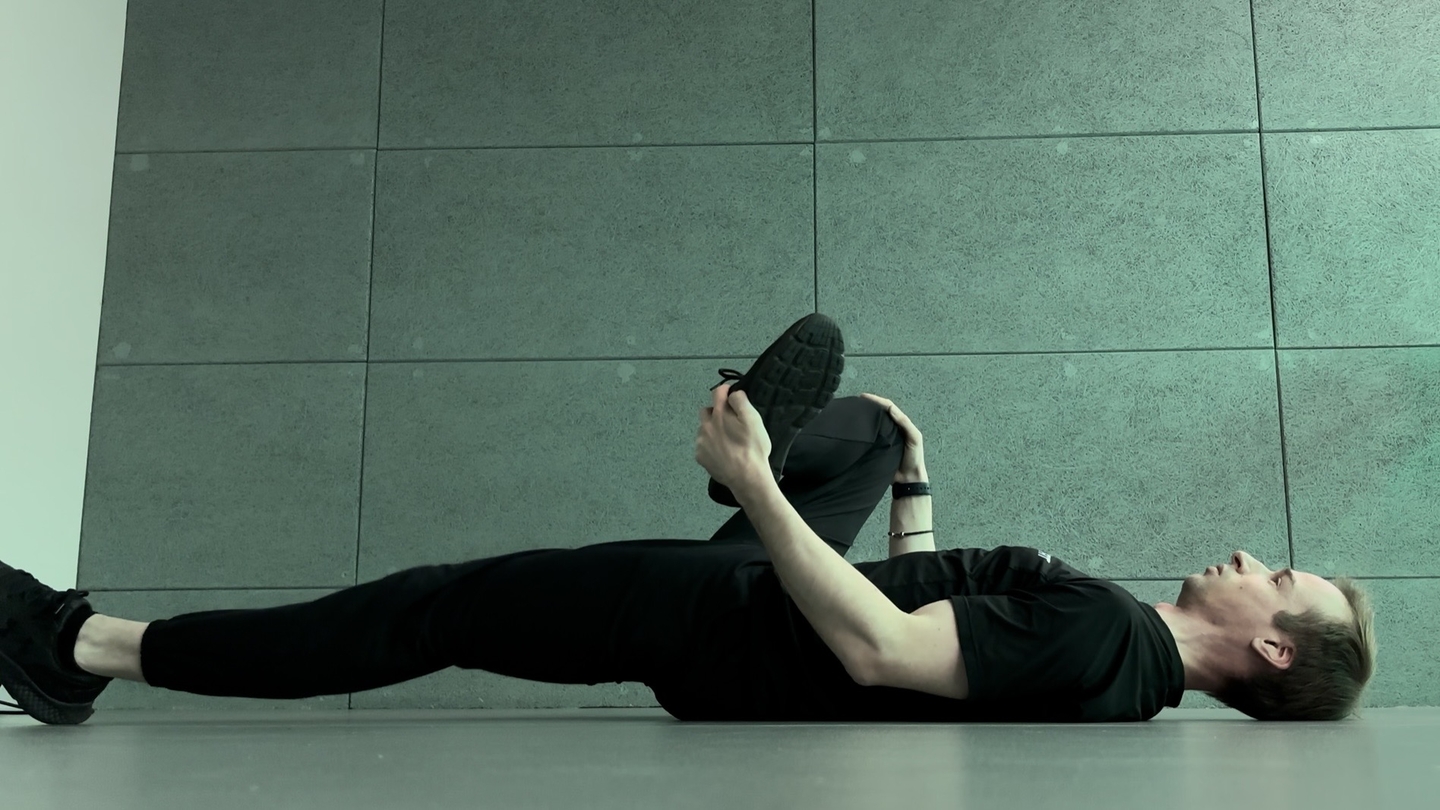 Растягивание ягодичных мышц и грушевидной лёжа на спине