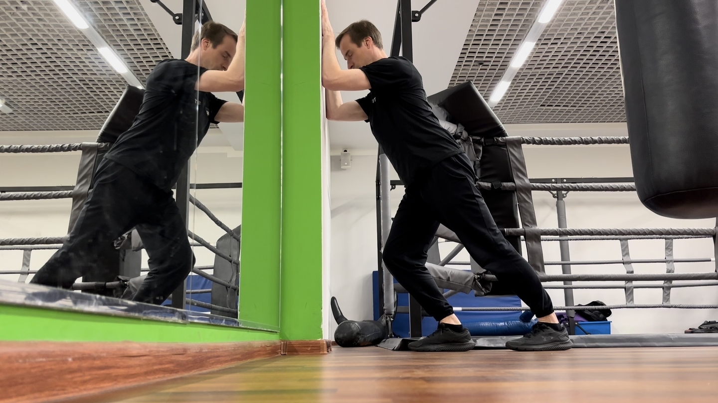 7 Растяжка икроножных мышц в разножке и упоре в стену (дорсифлексия)