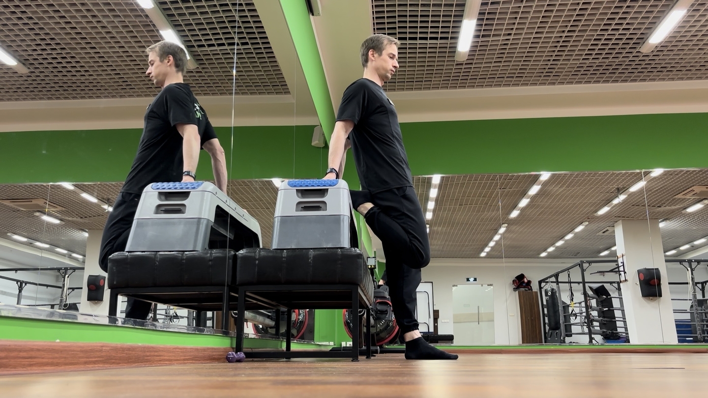 Растяжка квадрицепса стоя с опорой стопой