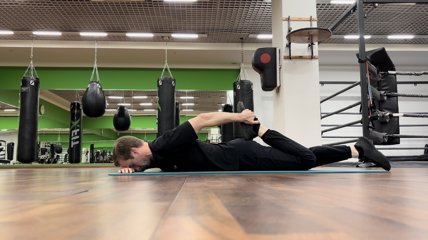 Растяжка квадрицепса стоя/лёжа на животе/боку/спине