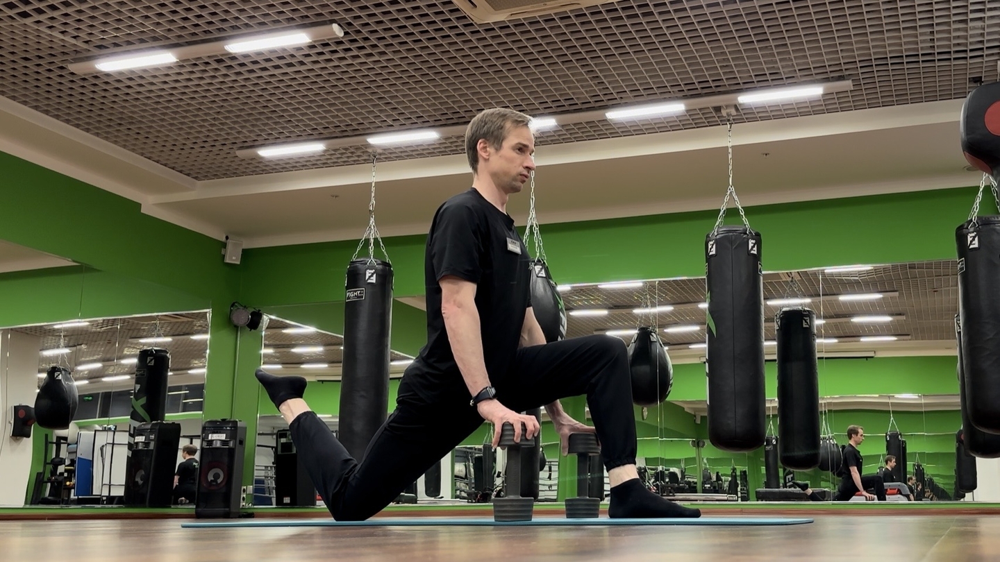 Растяжка сгибателей бедра в позиции колено-стопа