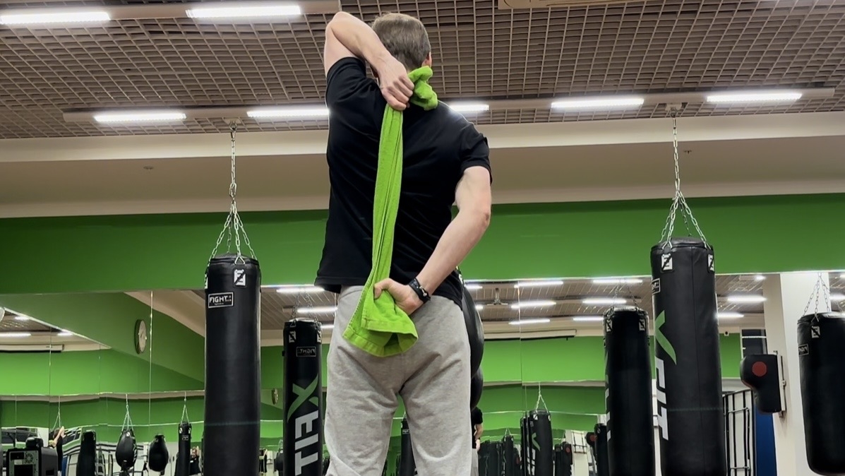 Растяжка трицепса с полотенцем/ремнём