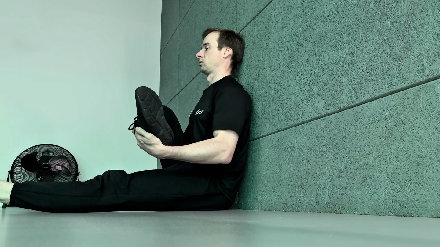 Растяжка ягодичных и грушевидной мышц сидя у стены