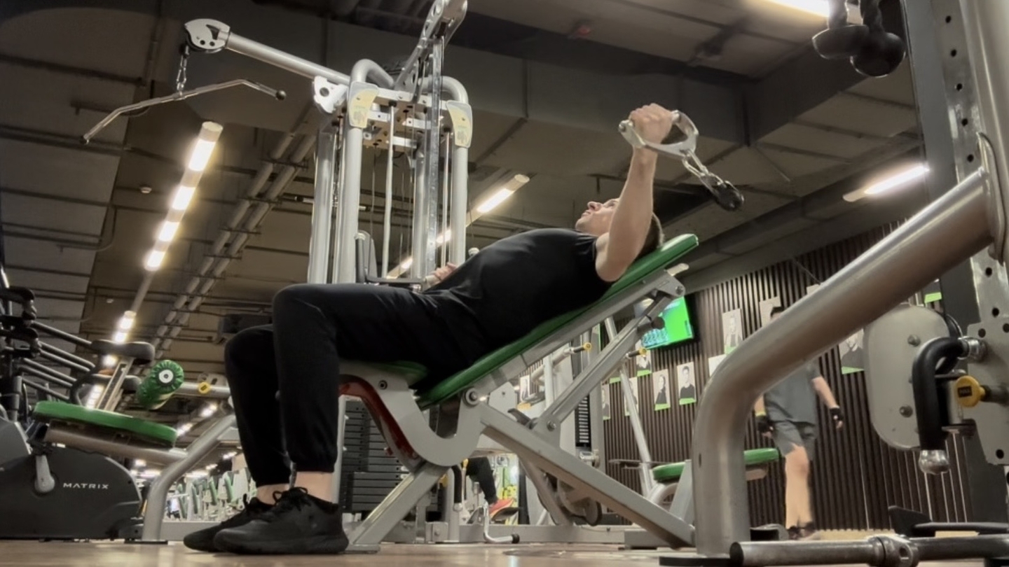 Сведение рук в кроссовере лёжа на наклонной скамье