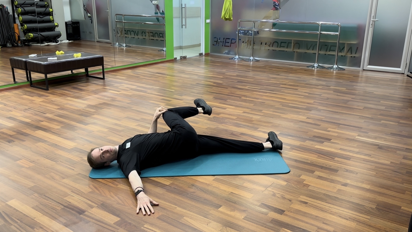 Ротация грудного отдела лёжа на спине (Скрутка лёжа, Супта Матсиендрасана)