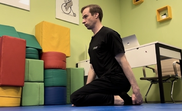 4 Растяжка передней части стопы и нижней части голени сидя на пятках