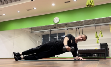 Боковая планка с горизонтальным отведением гантели прямой рукой