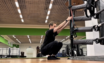 8 Растяжка квадрицепсов полным приседанием держась за пилон