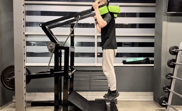 Подъем на носки в вертикальном гакке/squat machine with calf blaster (икры в гакке)