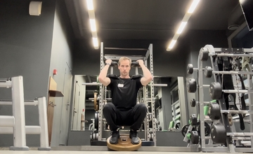 Приседания с гантелями на плечах