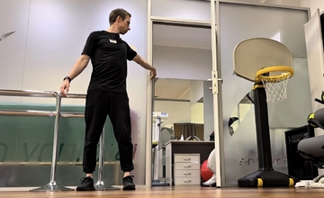 Растягивание бицепса руки держась за дверную коробку