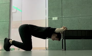 Растягивание грудных мышц с опорой предплечьями на стул