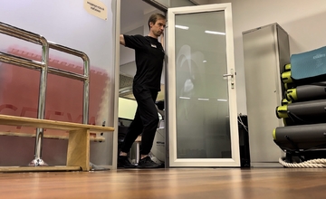 Растягивание грудных мышц в углу комнаты или дверном проёме