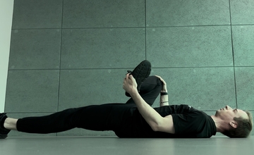 Растягивание ягодичных мышц и грушевидной лёжа на спине