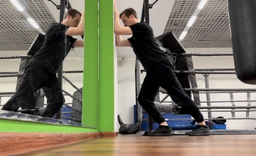 7 Растяжка икроножных мышц в разножке и упоре в стену (дорсифлексия)