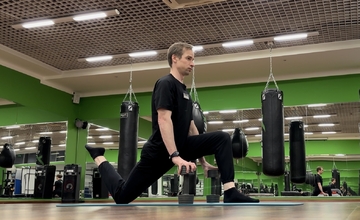 Растяжка сгибателей бедра в позиции колено-стопа