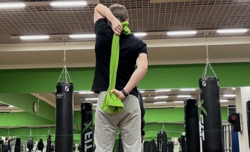 Растяжка трицепса с полотенцем/ремнём