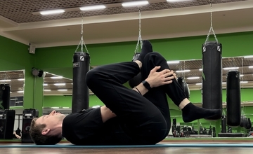 Растяжка ягодичных и грушевидной лёжа на полу обхватив бедро