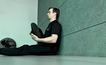 Растяжка ягодичных и грушевидной мышц сидя у стены