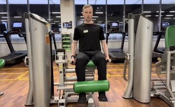 Разгибания голени в тренажере сидя двумя ногами