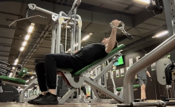 Сведение рук в кроссовере лёжа на наклонной скамье