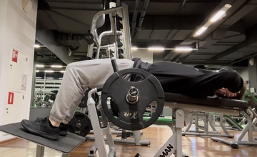 Ягодичный мостик в тренажёре