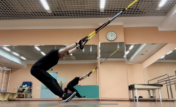 TRX – Разгибание спины с руками над головой (M) / TRX Overhead Back Extension