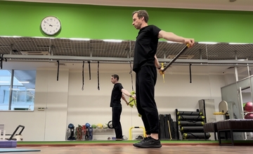 Циркумдукция сзади